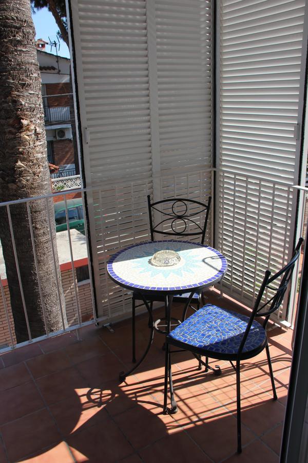 Apartamentos Caru Castelldefels Bagian luar foto