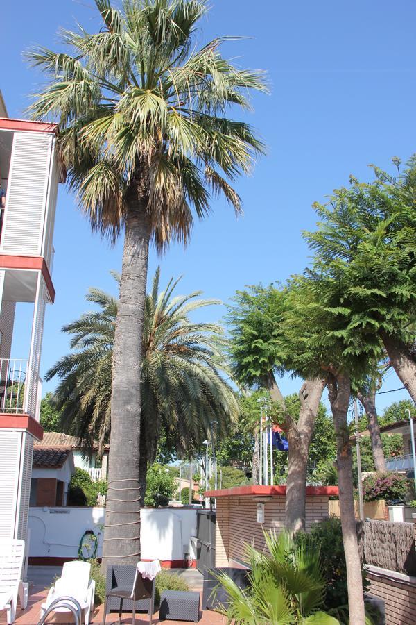 Apartamentos Caru Castelldefels Bagian luar foto